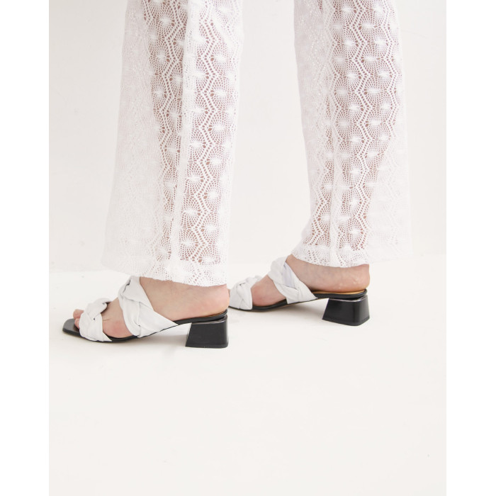 Białe klapki na 3 cm obcasie skóra BOTIMO