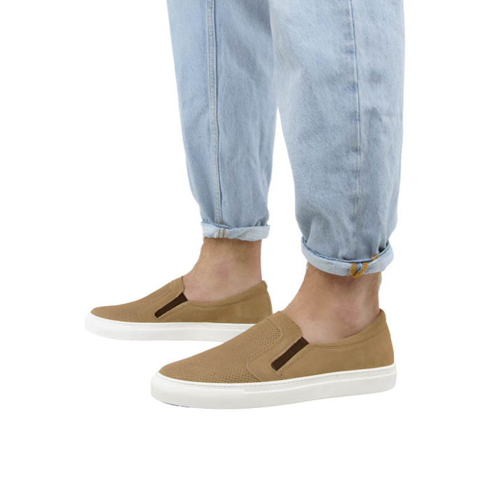 Beżowe skórzane trampki wsuwane