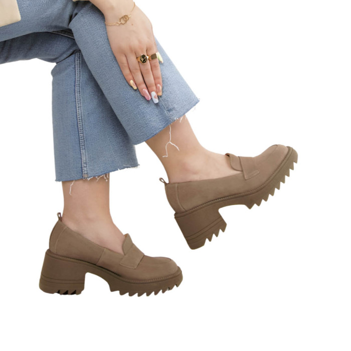 Beżowe mokasyny na obcasie welurowe