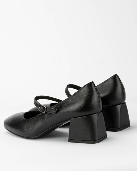 Black leather pumps with 4.5 cm heel