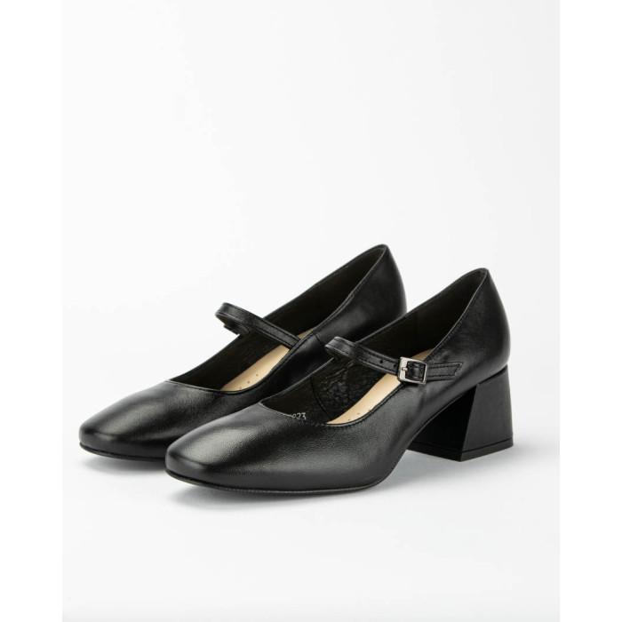 Black leather pumps with 4.5 cm heel