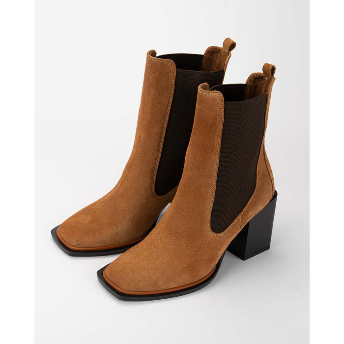 Brązowe botki na obcasie ze skóry nubukowej BOTIMO