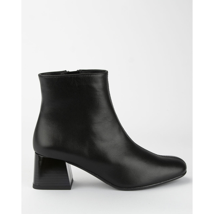 Black boots with 5cm heel