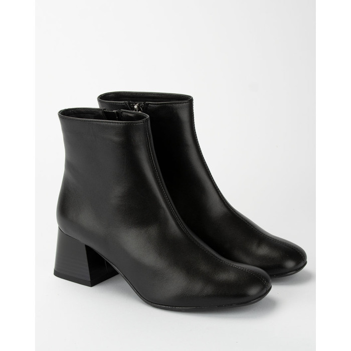 Black boots with 5cm heel
