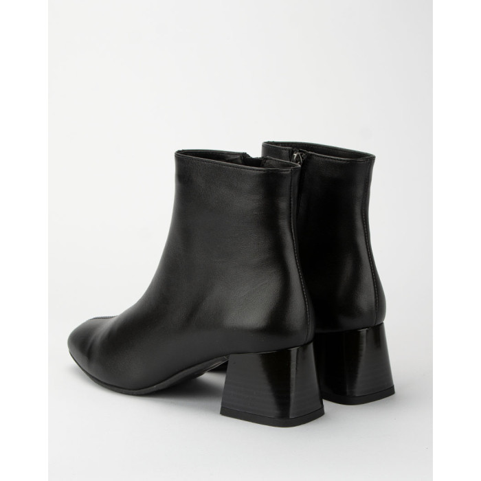 Black boots with 5cm heel