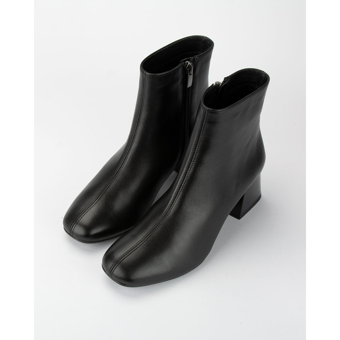 Black boots with 5cm heel