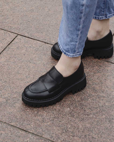 Black leather moccasin with platform BOTIMO