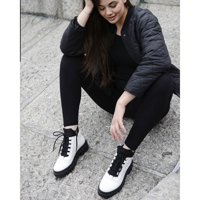 Białe botki skórzane