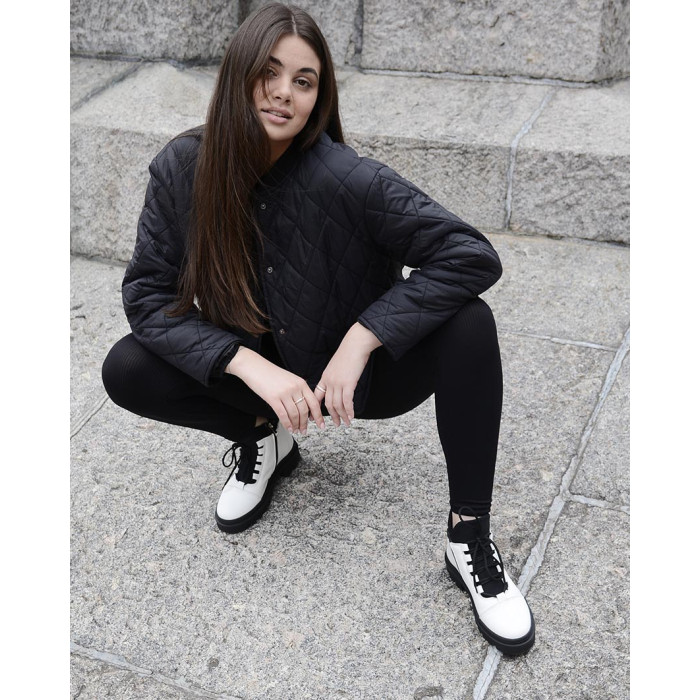 Białe botki skórzane