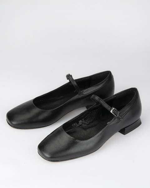 Black leather ballerinas...