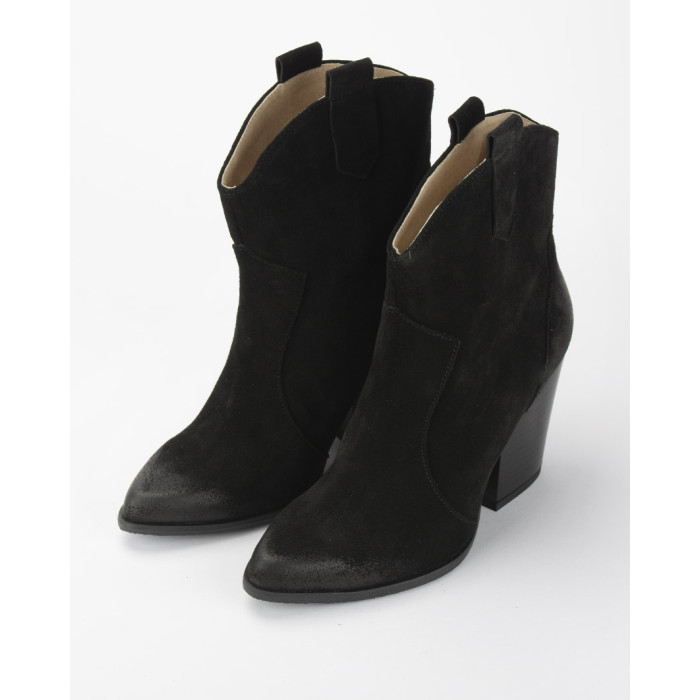 Czarne kowbojki na klocku