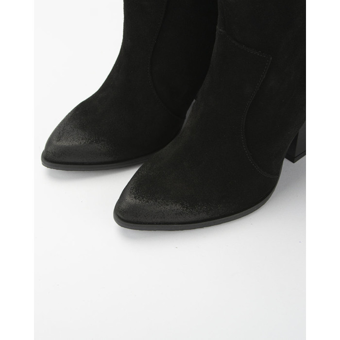 Czarne kowbojki na klocku