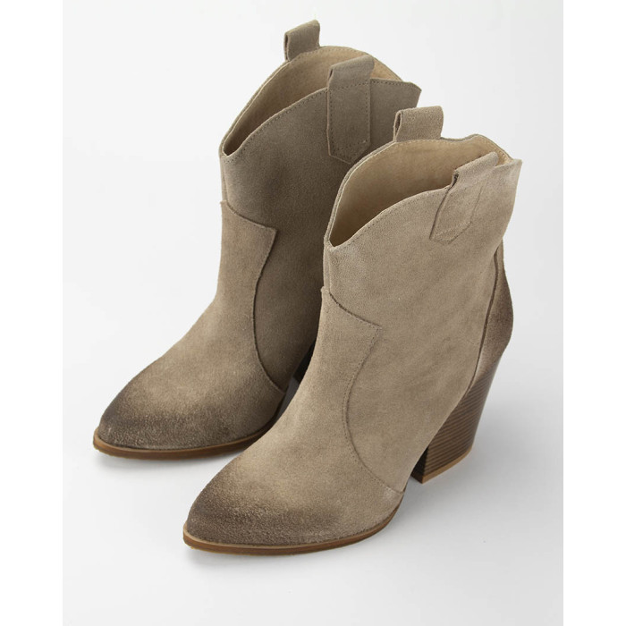 Beżowe kowbojki na klocku