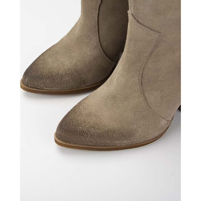 Beżowe kowbojki na klocku