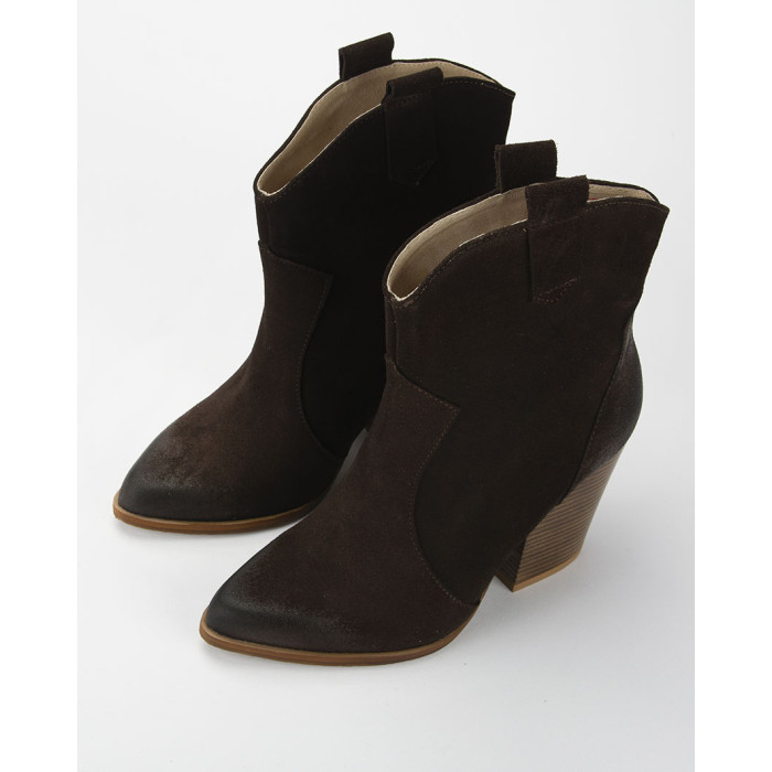 Brązowe kowbojki na klocku