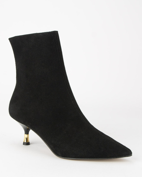 Black boots on 4 cm heel...