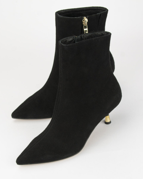 Black boots on 4 cm heel...