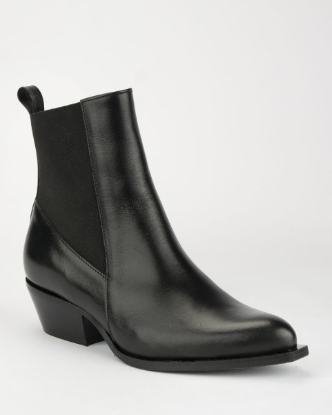 Black classic leather boots...