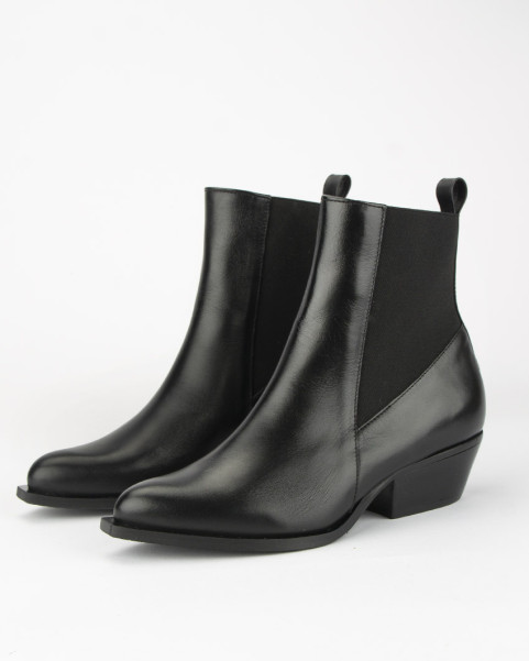 Black classic leather boots with low heel