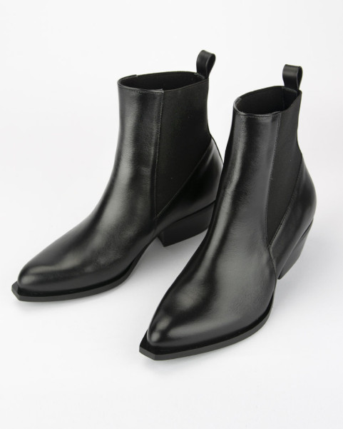 Black classic leather boots...