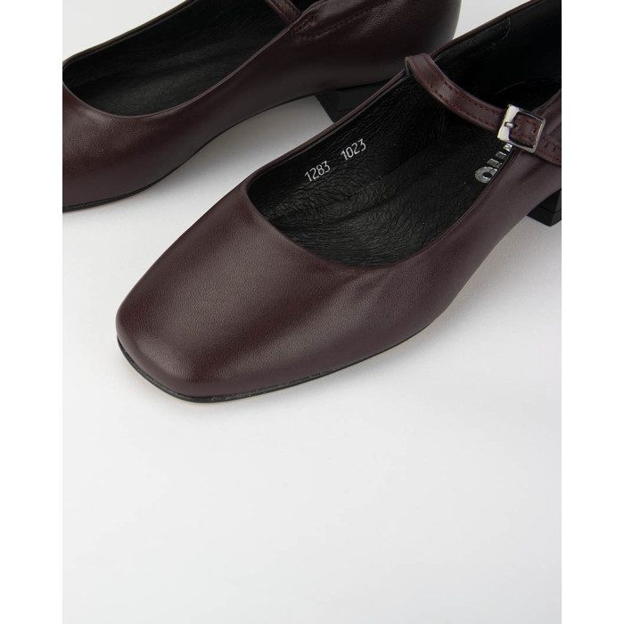 Maroon leather ballerinas with buckle closure