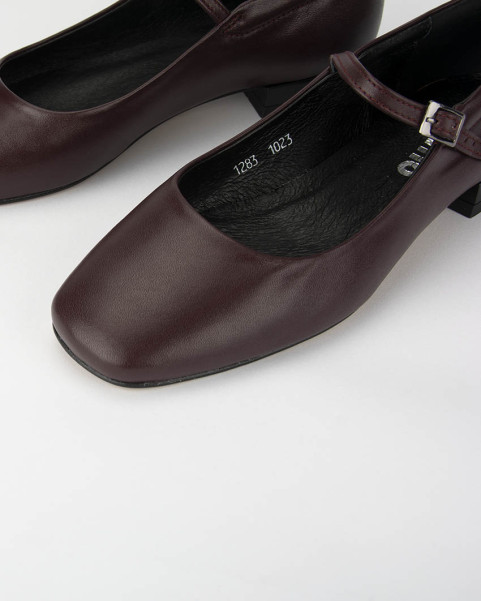 Maroon leather ballerinas with buckle closure