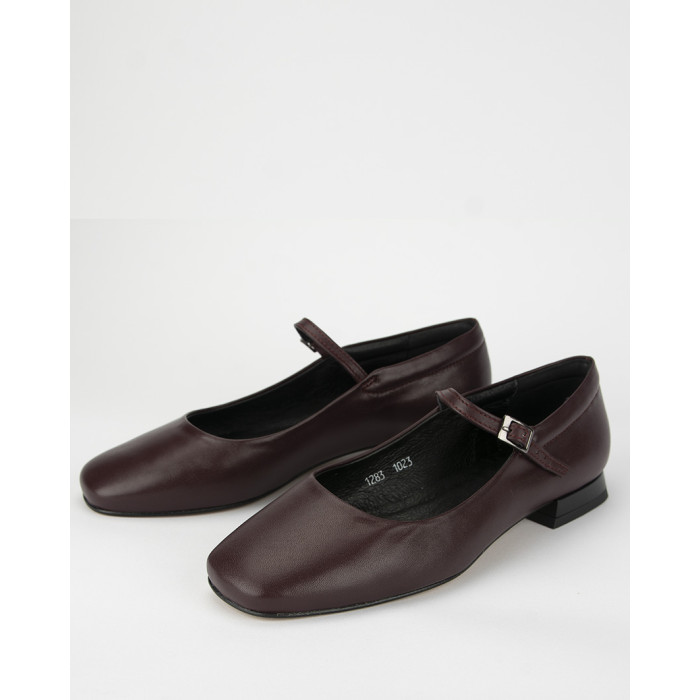Maroon leather ballerinas with buckle closure