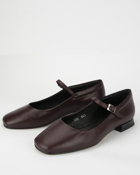 Maroon leather ballerinas with buckle closure