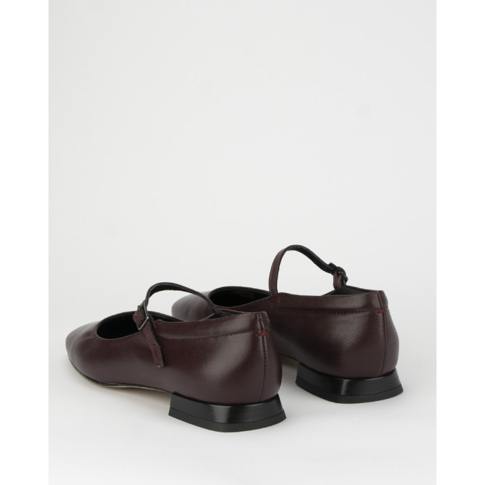 Maroon leather ballerinas with buckle closure