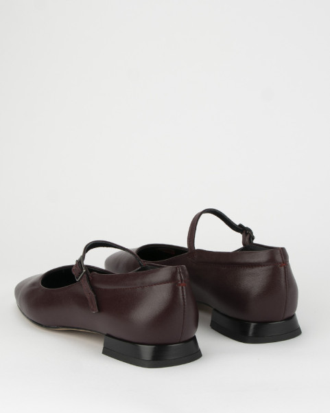 Maroon leather ballerinas with buckle closure