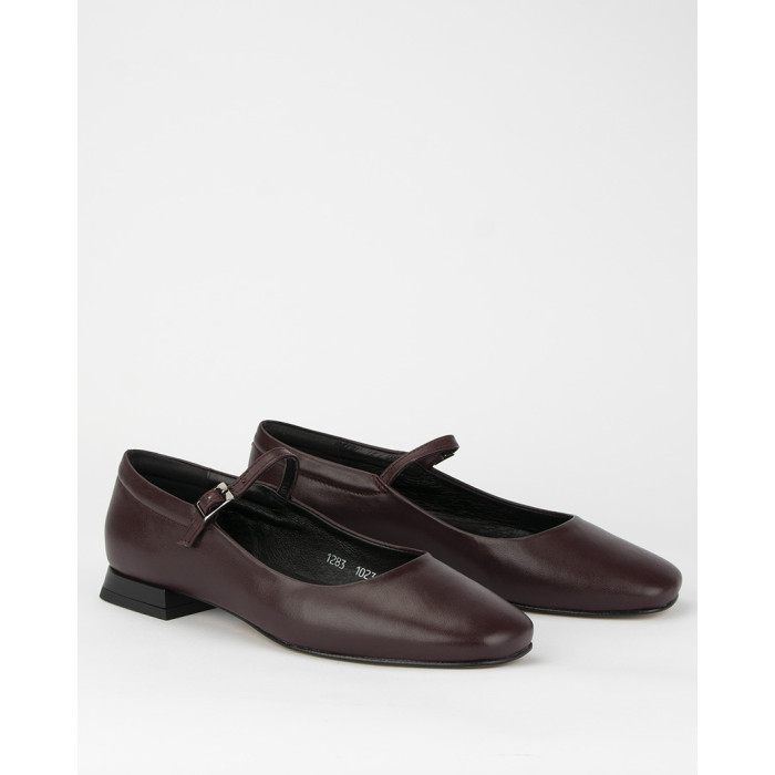 Maroon leather ballerinas with buckle closure