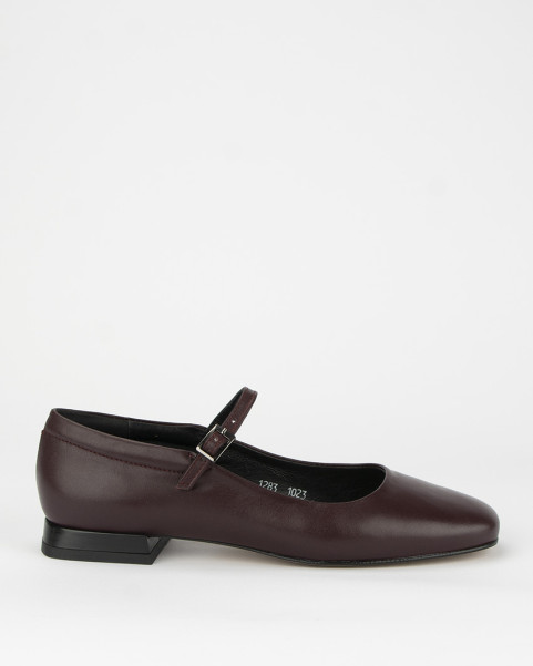 Maroon leather ballerinas with buckle closure