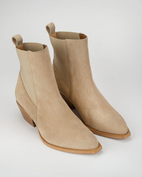 Beige classic leather boots...