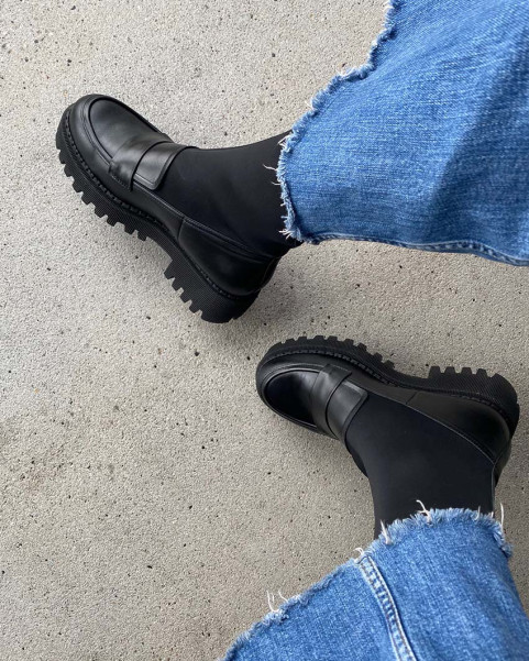 Black boots with elastic upper