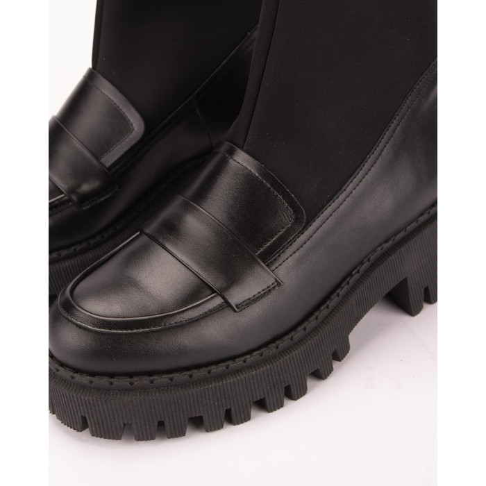 Black boots with elastic upper