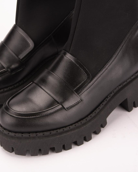 Black boots with elastic upper