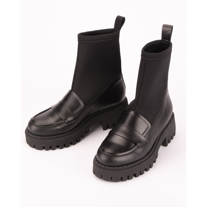 Black boots with elastic upper