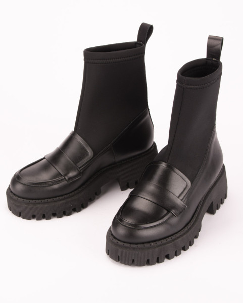 Black boots with elastic upper