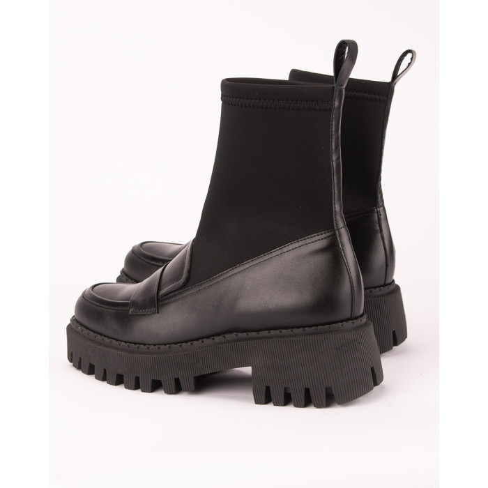 Black boots with elastic upper