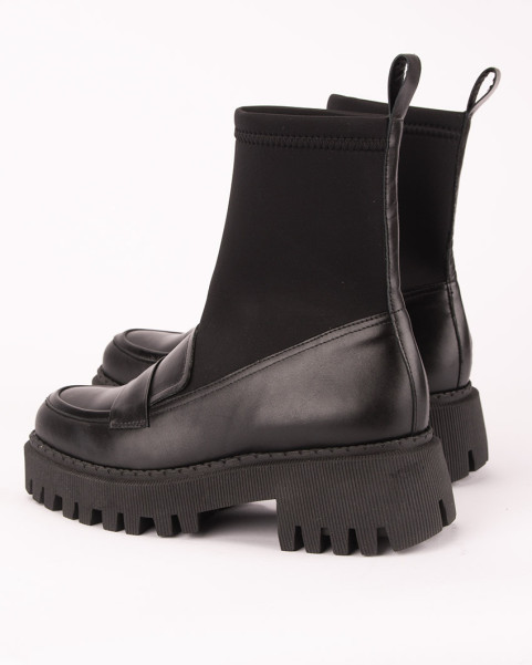 Black boots with elastic upper