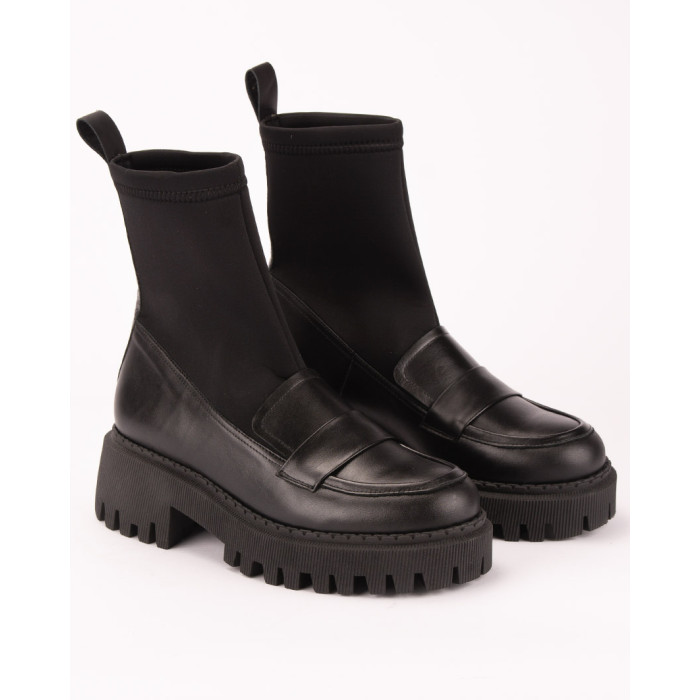 Black boots with elastic upper