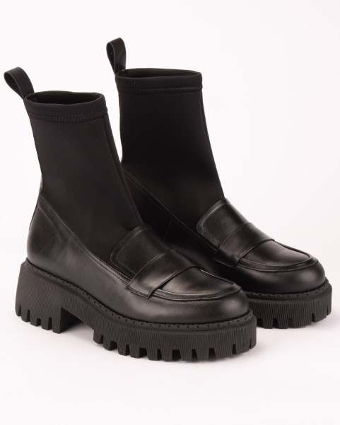 Black boots with elastic upper