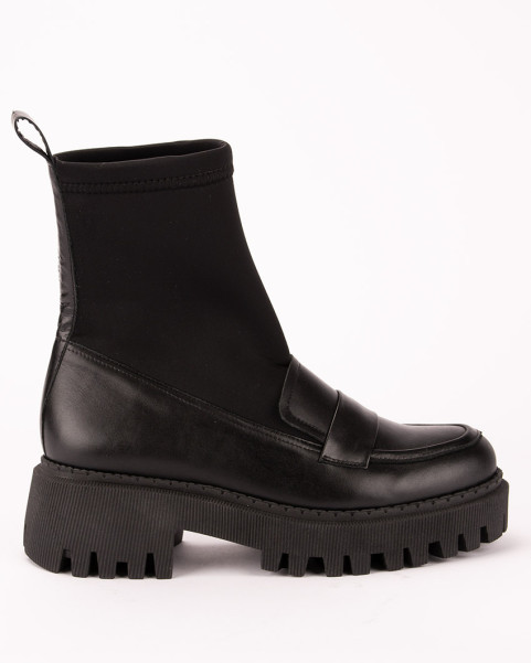 Black boots with elastic upper