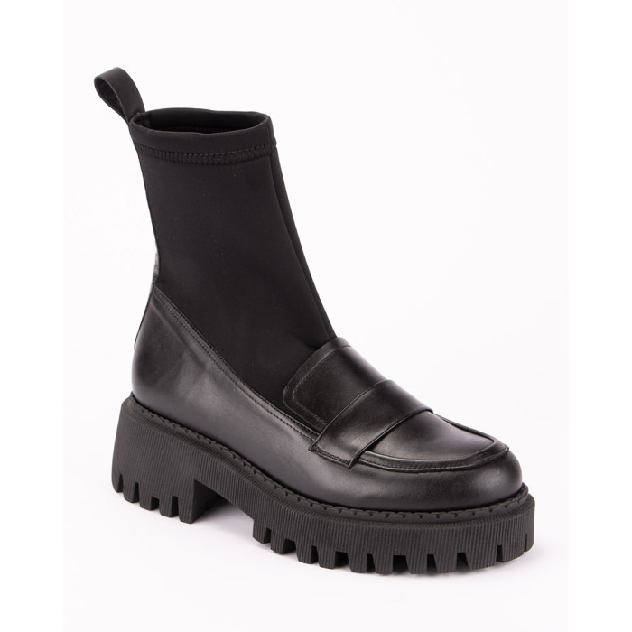 Black boots with elastic upper