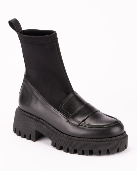 Black boots with elastic upper