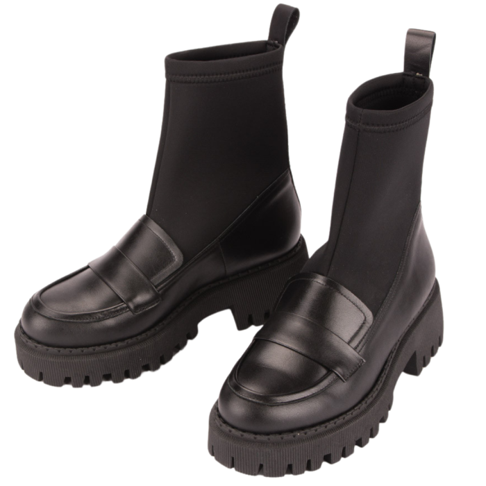 Black boots with elastic upper