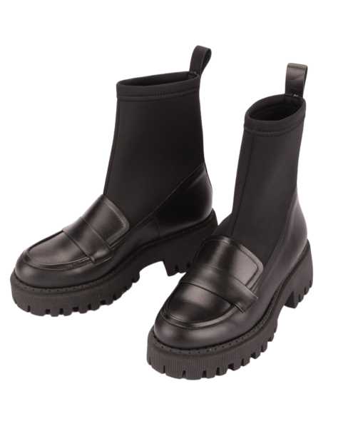 Black boots with elastic upper