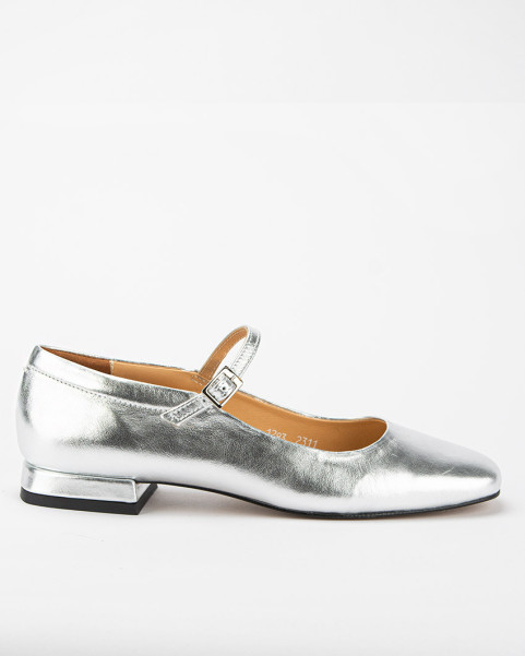 Silver leather ballerinas with buckle closure