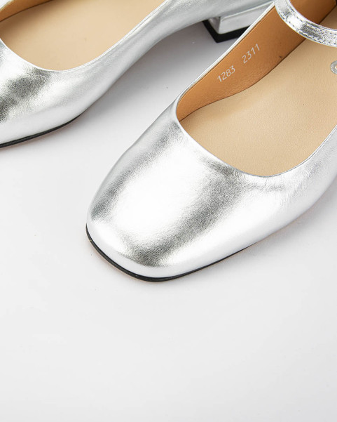 Silver leather ballerinas with buckle closure