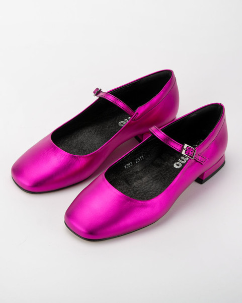 Metallic pink ballerinas...